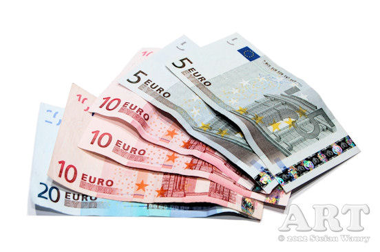 Foto von benutzten Geldscheinen, die in Form eines Fächers angeordnet sind